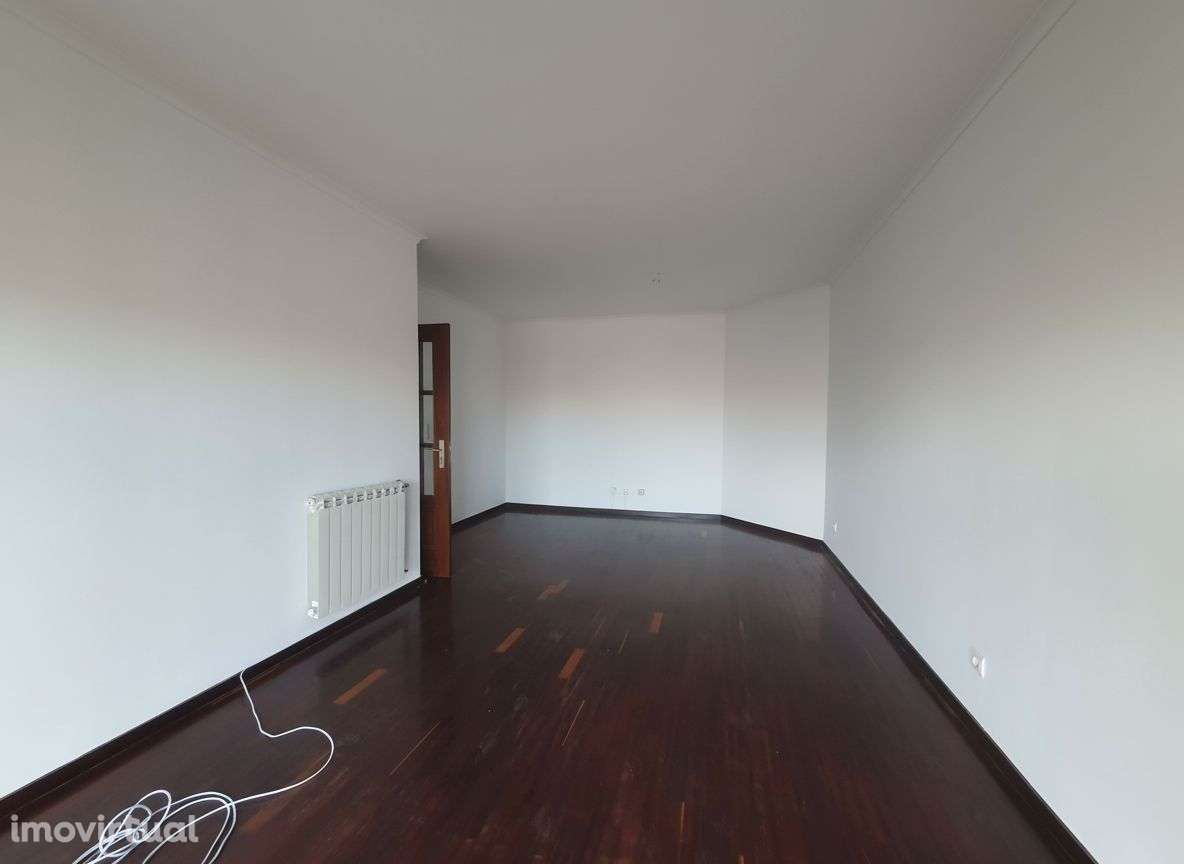 Apartamento T2 com Varanda e Parqueamento – Vila Nova de Gaia - Grande imagem: 3/27
