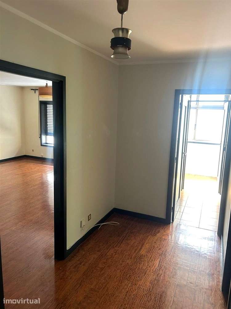 Luminoso T2 no 2.º Andar com 2 Frentes e Garagem – Rua das Doze Casas, - Grande imagem: 3/19
