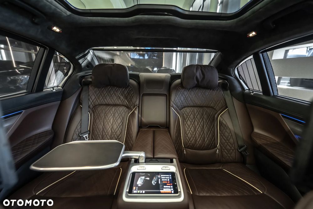 BMW Seria 7 745Le xDrive - 38