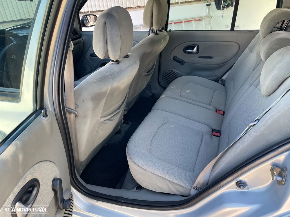 Renault Clio 1.2 16V Privilège - 13