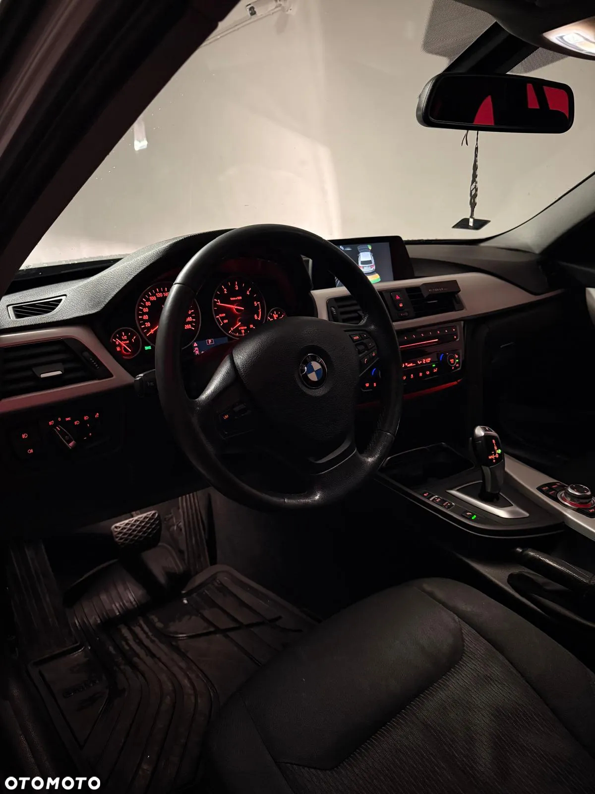 BMW Seria 3 318d Touring - 13