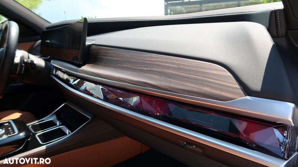 BMW Seria 7 740d xDrive MHEV - 28
