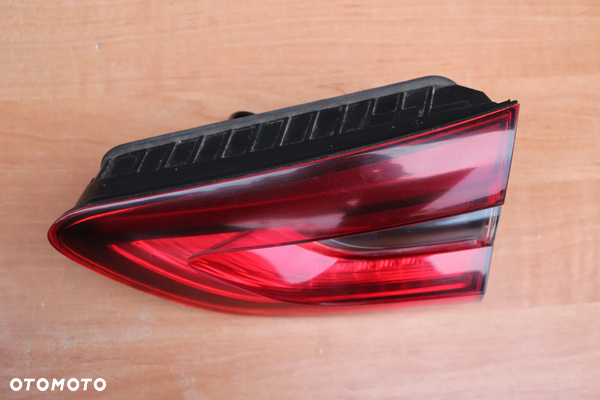 LAMPA PRAWY TYŁ TYLNA PRAWA W KLAPE OPEL INSIGNIA B KOMBI 39107539