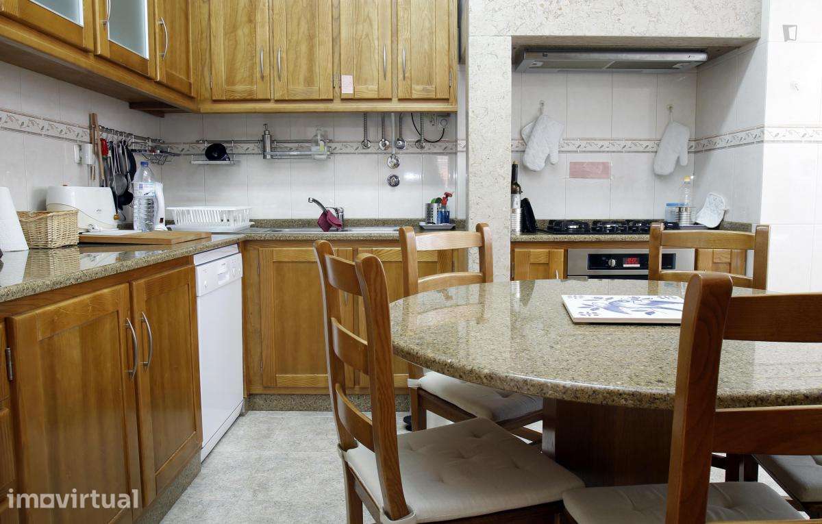Quarto - localizado em Alameda Lisbon - Grande imagem: 2/16