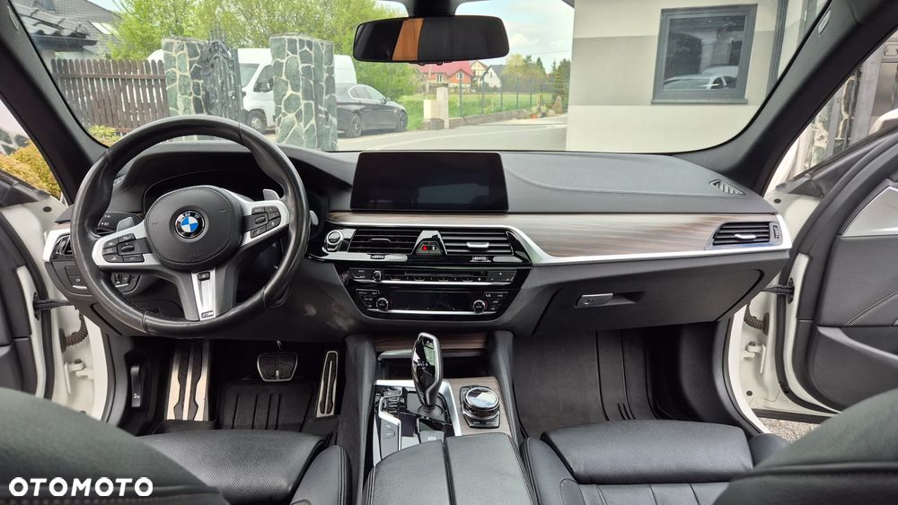 BMW Seria 5 M550i xDrive sport - 14