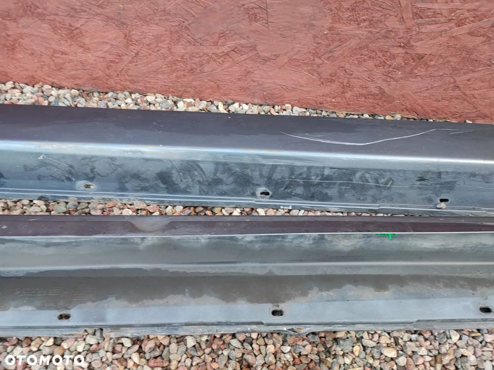 BMW E60 LCI / E61 LCI. ORYGINALNE NAKŁADKI NA PROG LEWA O NR: 7 178 125 / 7 178 126 OEM. W KOLORZE PLATINGRAU METALIC A68/7 - 9