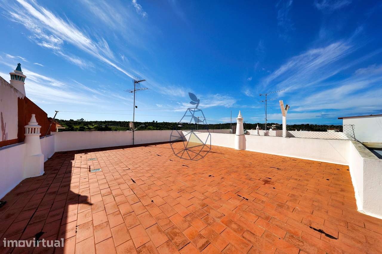 Apartamento T2 com Terraço Privativo em Zona Tranquila de Estômbar - Grande imagem: 3/43
