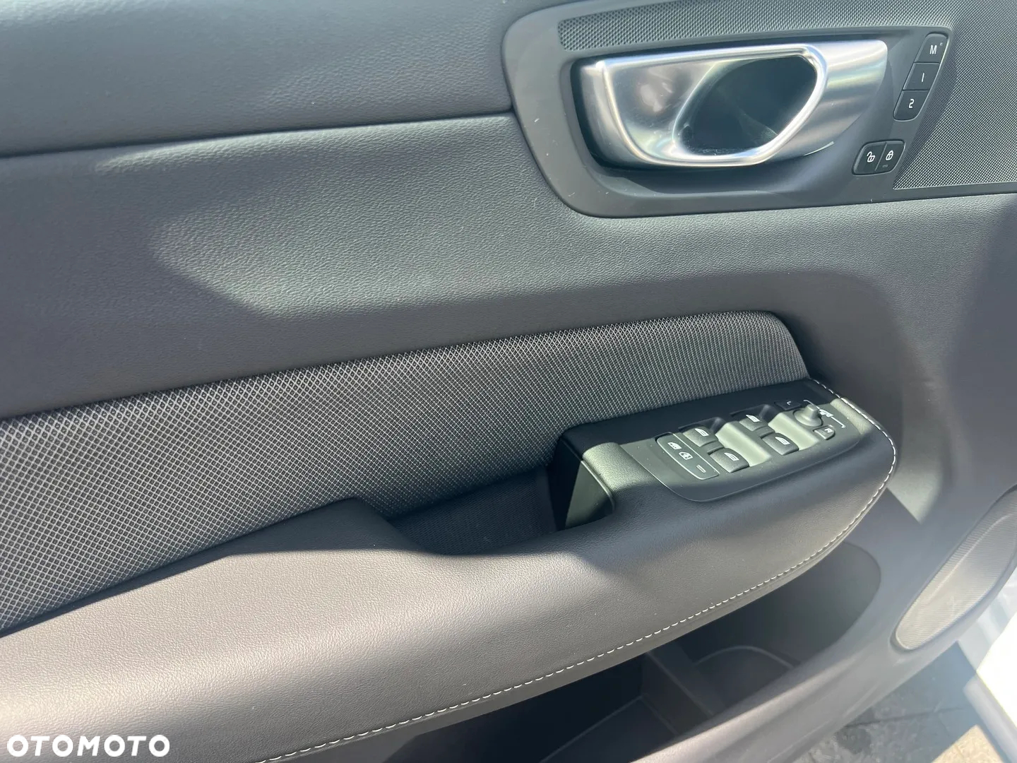 Volvo XC 60 B4 B Plus Dark - 24