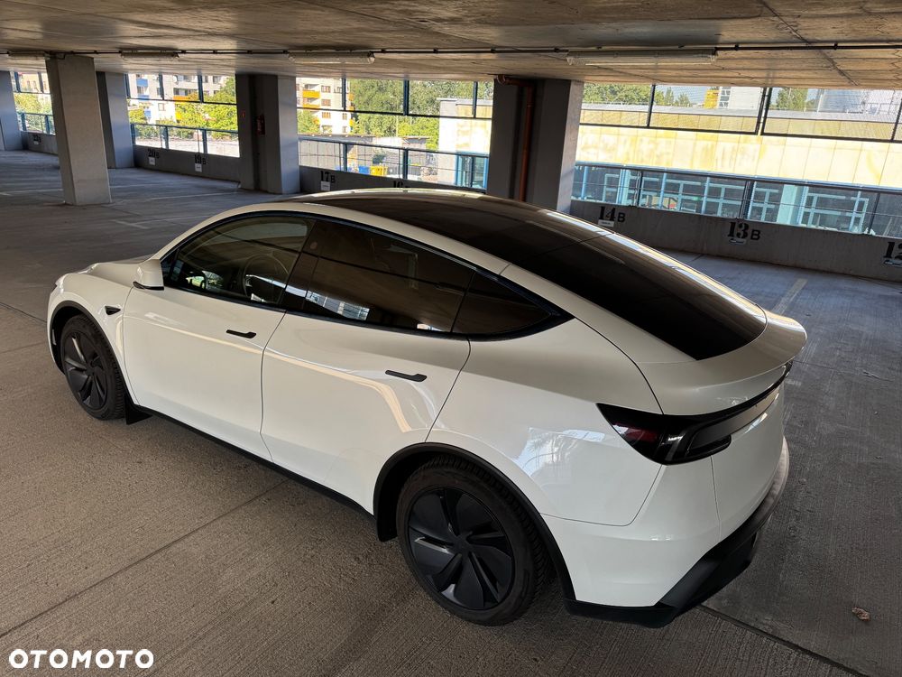 Tesla Model Y - 9