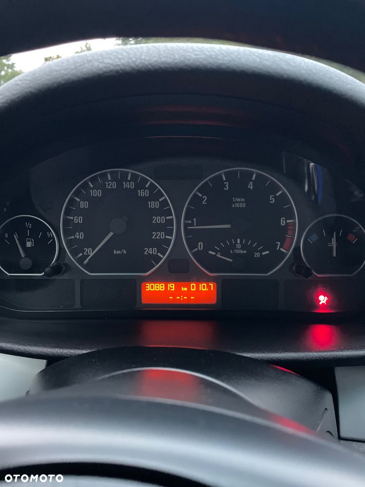 BMW Seria 3 318i Touring - 9