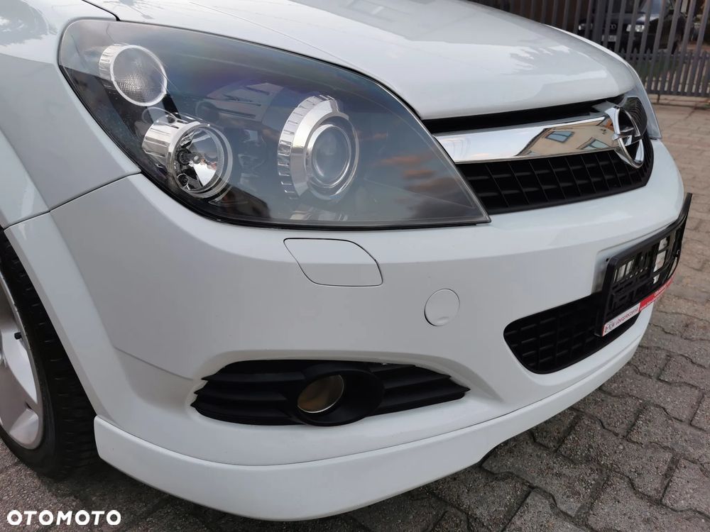 Opel Astra 1.6 Black&White - 24