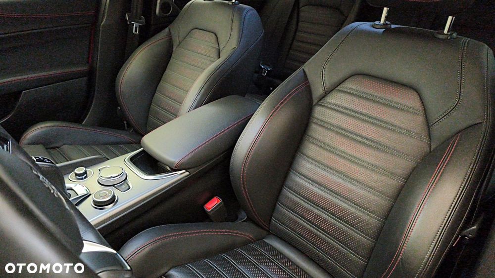 Alfa Romeo Giulia 2.0 Turbo Tributo Italiano Q4 - 11