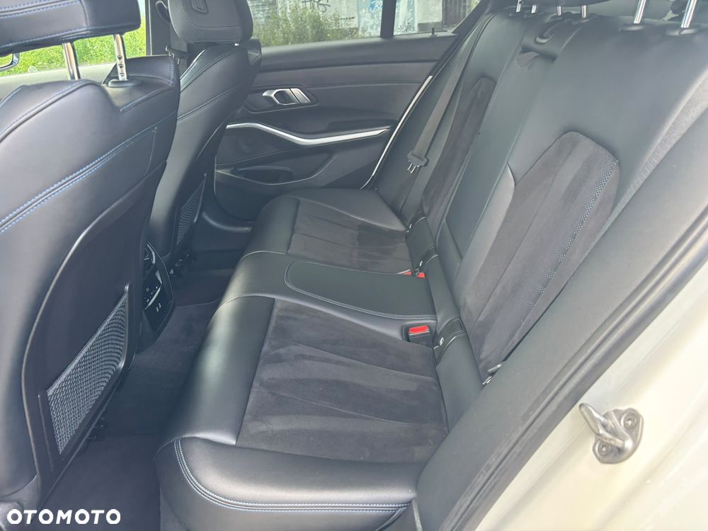 BMW Seria 3 320i xDrive M Sport - 39