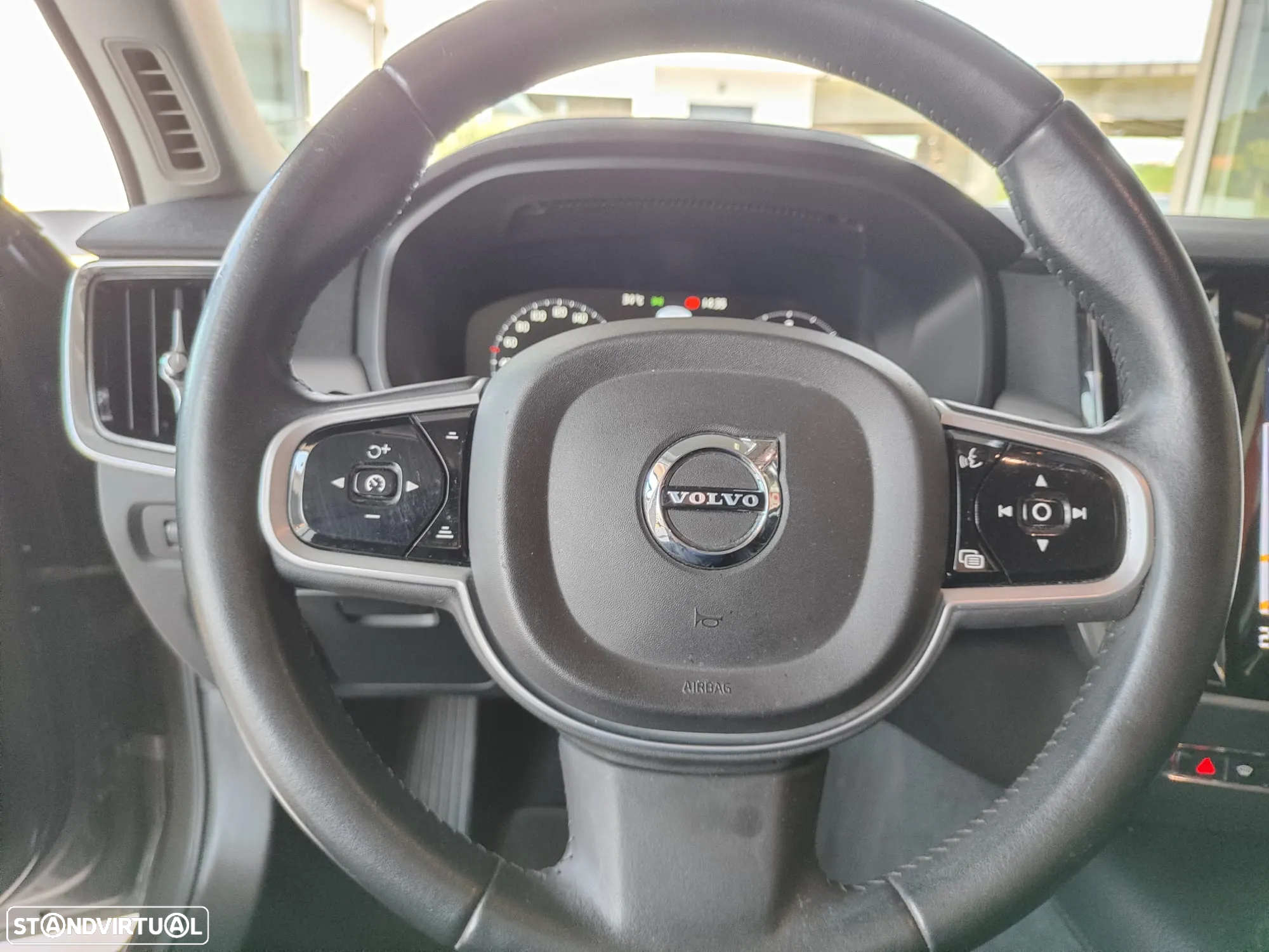 Volvo V90 2.0 D4 Momentum Geartronic - 25