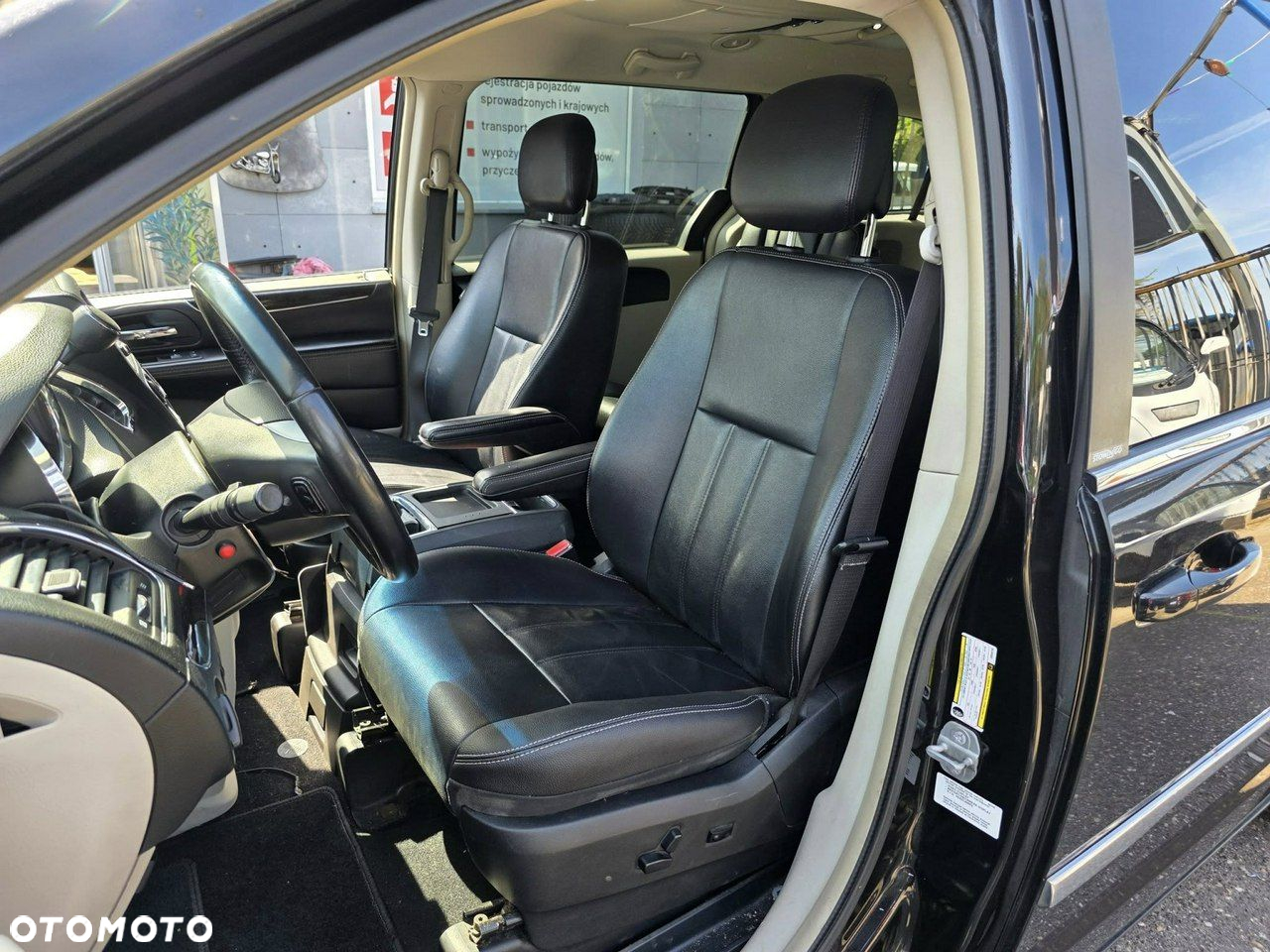 Chrysler Town & Country - 6