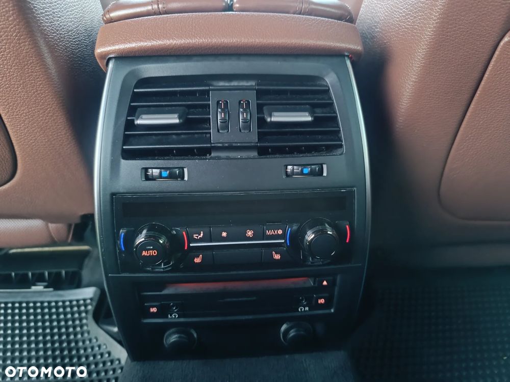 BMW Seria 5 550i - 25