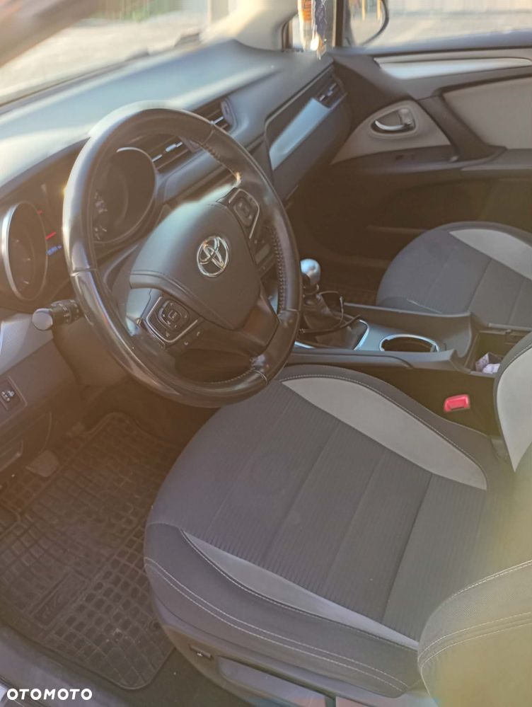Toyota Avensis - 12