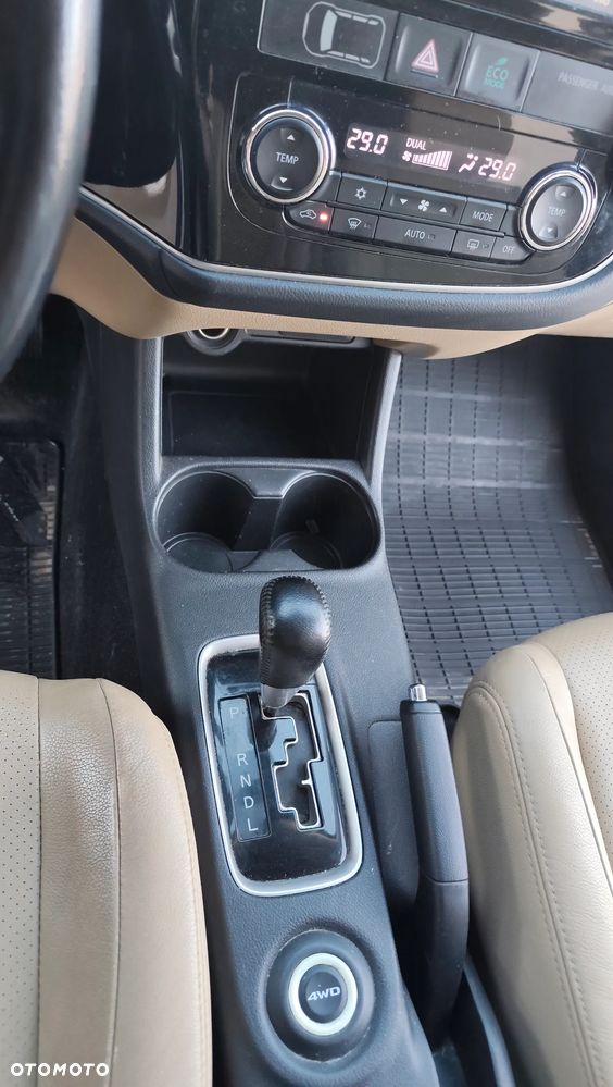 Mitsubishi Outlander 2.2 DI-D 4WD Automatik Diamant Edition+ - 11