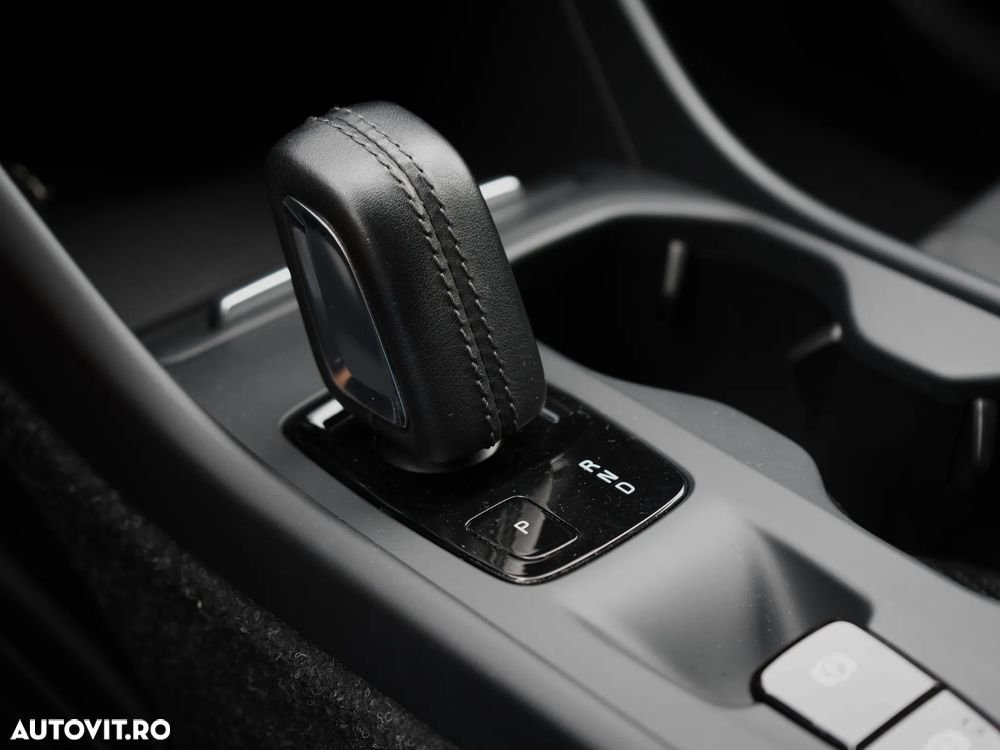 Volvo XC 40 B4 AT8 AWD Mild Hybrid Momentum Pro - 21