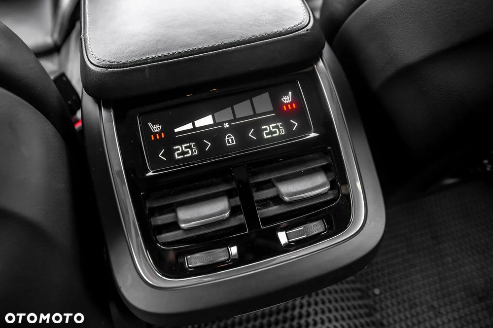 Volvo XC 90 D5 SCR AWD R-Design - 23