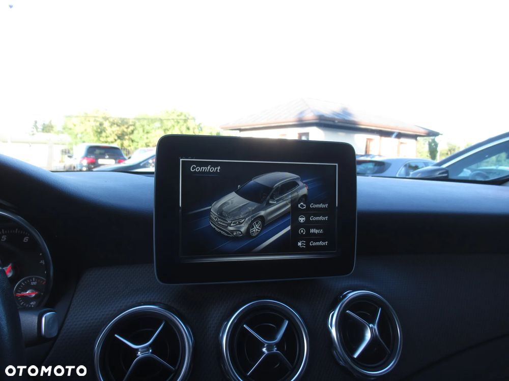 Mercedes-Benz GLA 200 7G-DCT Style - 26