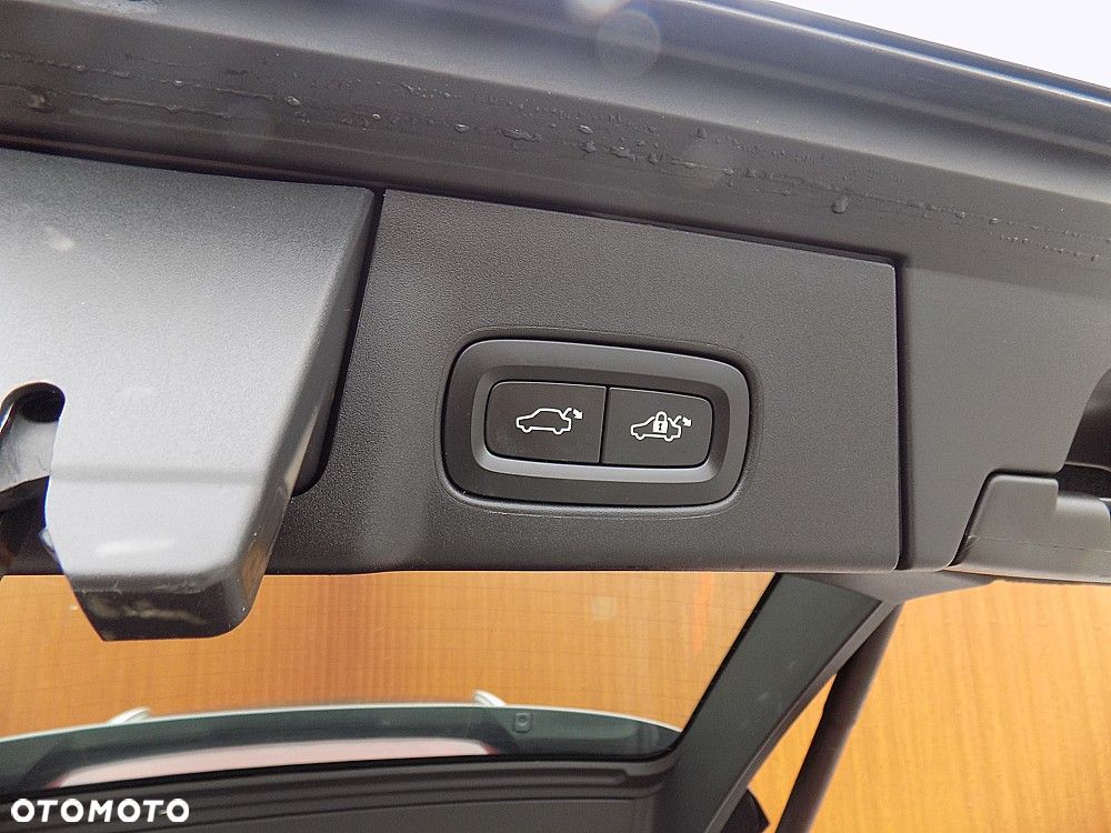 Volvo V90 T8 AWD Plug-In Hybrid R-Design - 26