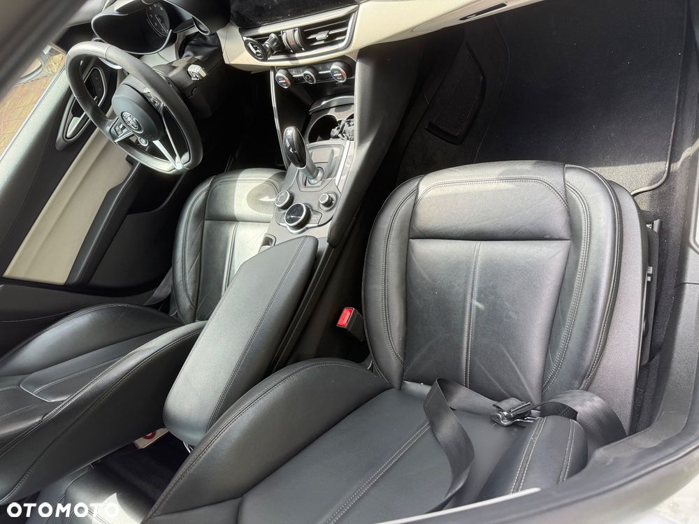 Alfa Romeo Giulia 2.0 Turbo 16V AT8 Veloce Ti - 11