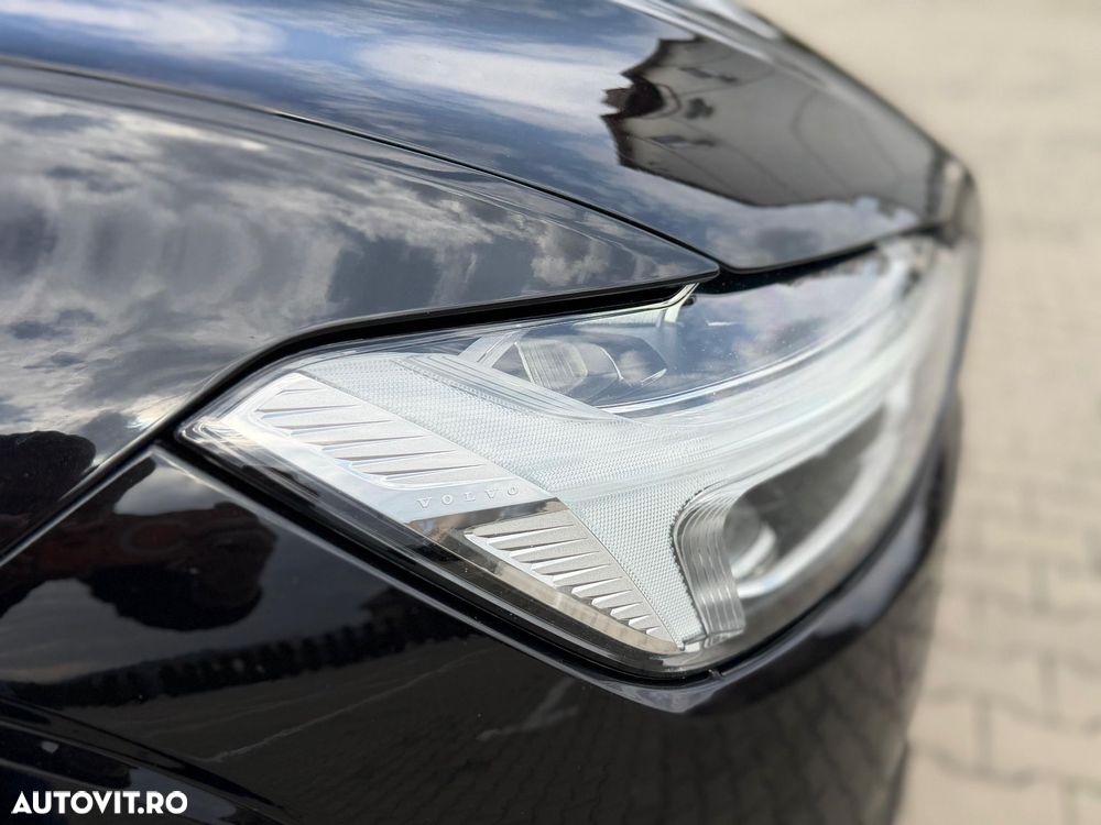 Volvo XC 60 B5 MHEV AWD R-Design - 22