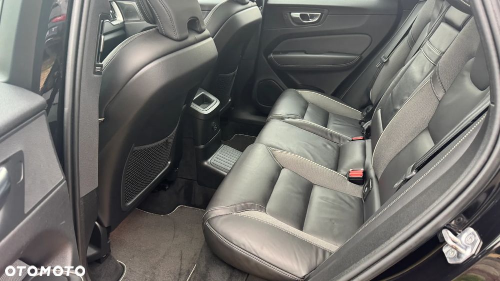 Volvo XC 60 T6 Plug-In Hybrid AWD R-Design - 27