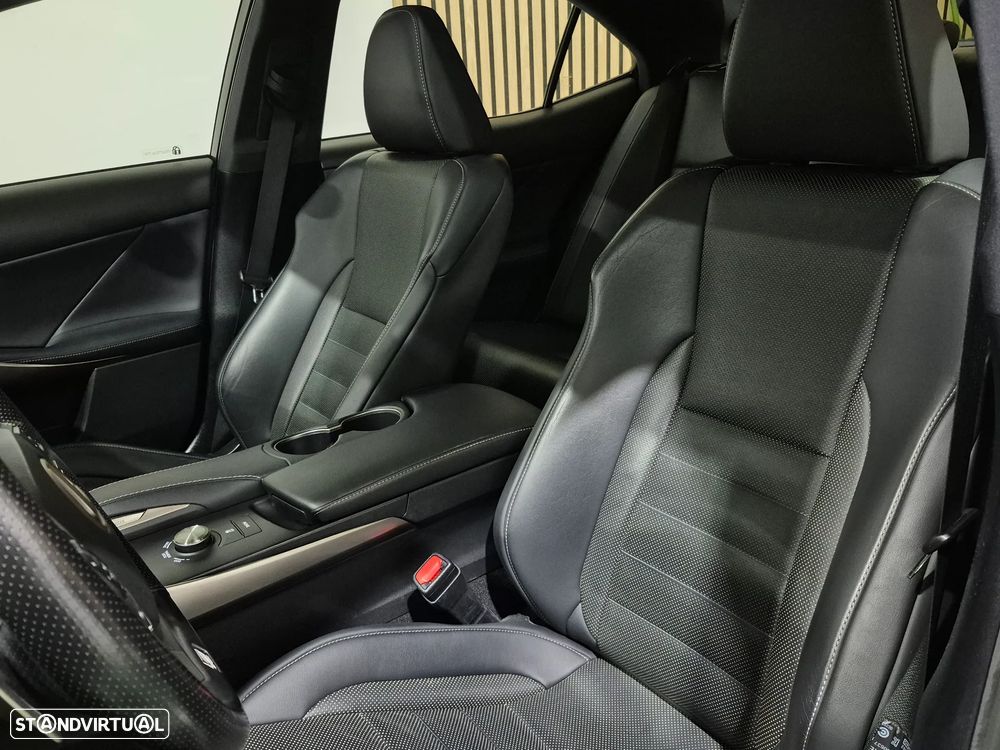 Lexus IS 200 t SPORT - 44