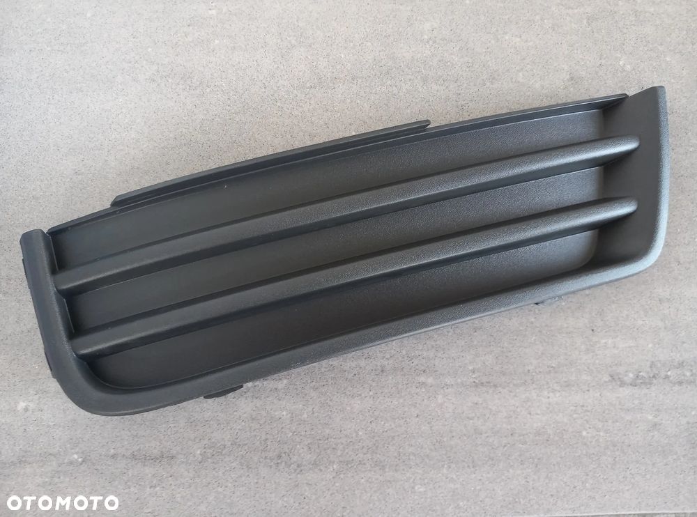 Zaślepka otworu na halogen - kratka zderzaka prawa Ford Focus 2004-/Focus C-Max 2003-2007 1300403 - 2