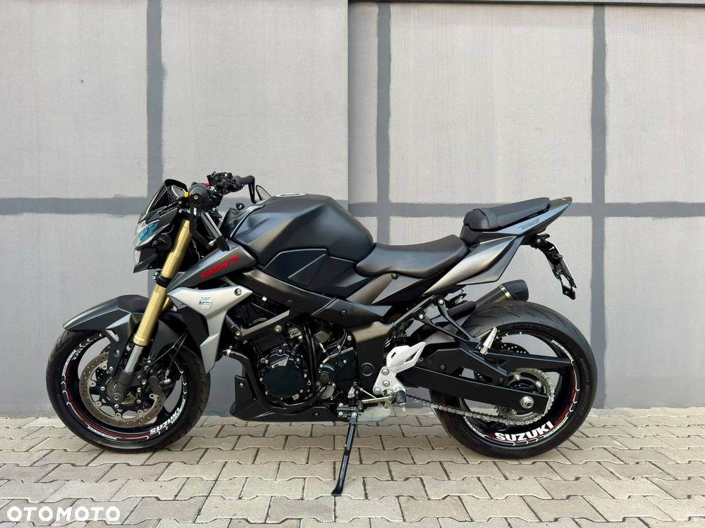 Suzuki GSR - 6