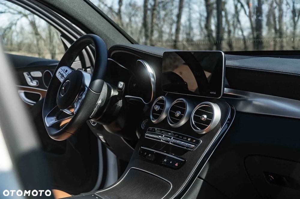 Mercedes-Benz GLC 300 4Matic 9G-TRONIC AMG Line - 19