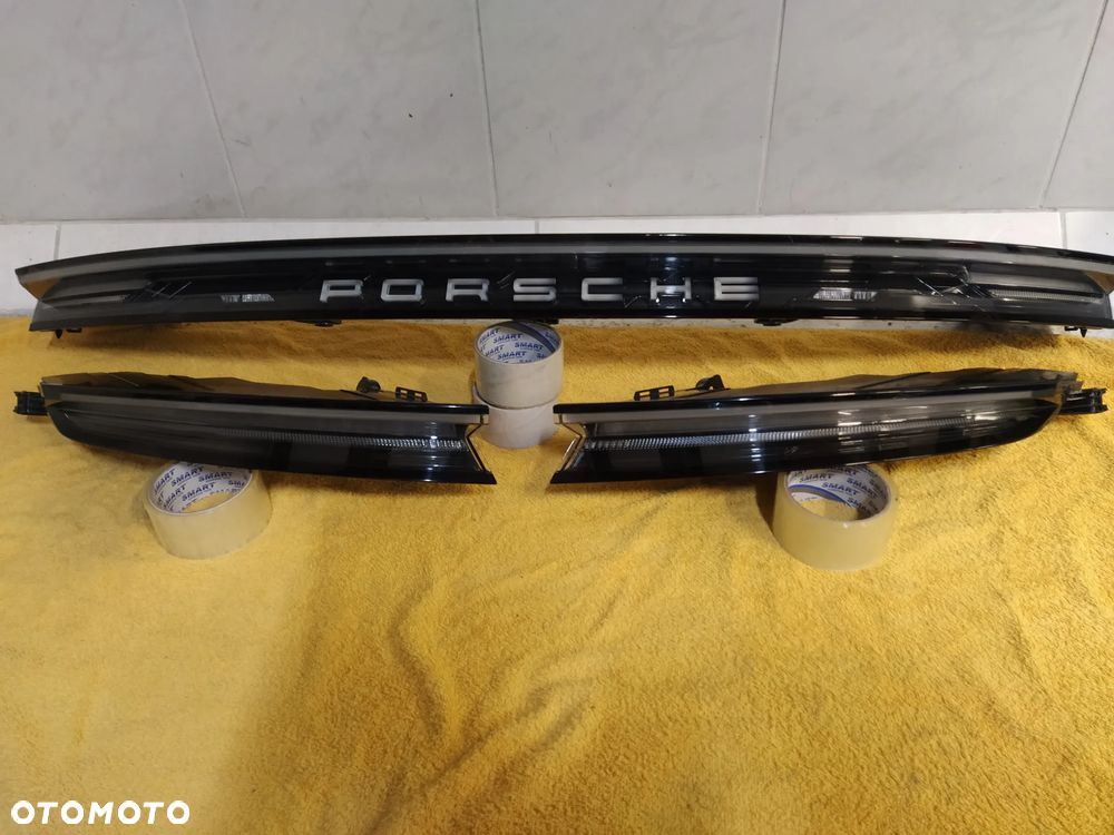 PORSCHE TAYCAN 9JA 19- LAMPA TYŁ TYLNA LED PRAWA LEWA BLENDA ŚRODKOWA W KLAPĘ BAGAŻNIKA BASE USA KOMPLET ORYGINAŁ - 2