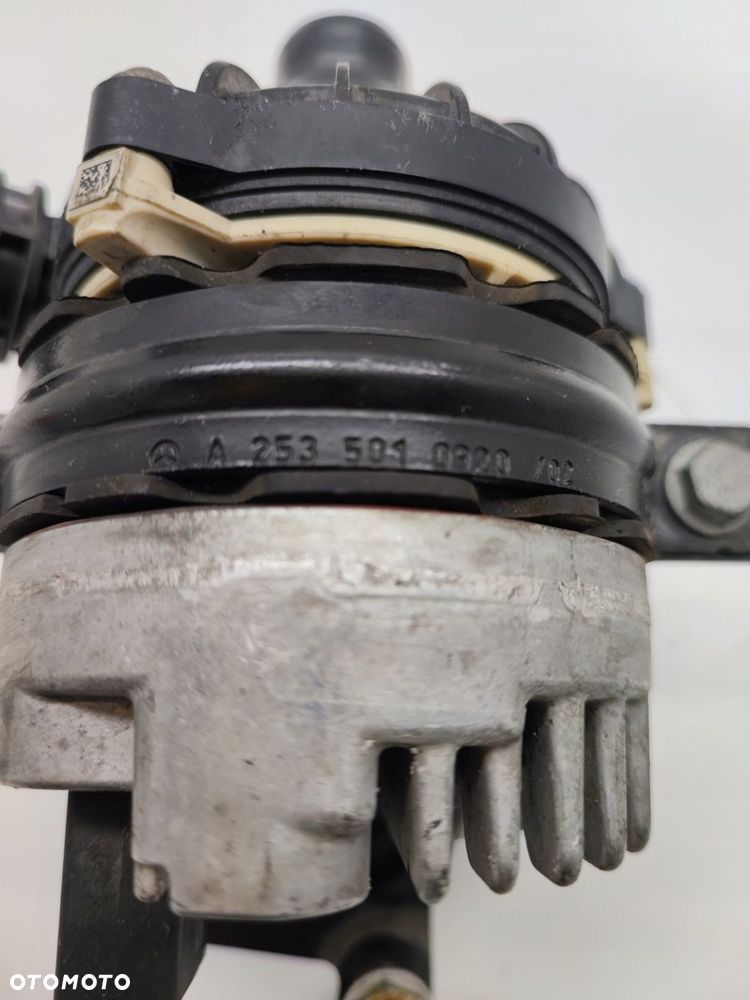 MERCEDES C W205 C63 AMG POMPA WODY A0005003000 - 3