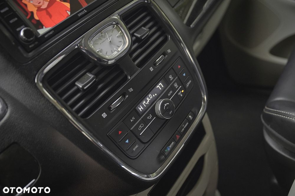 Chrysler Town & Country 3.6 Limited - 38