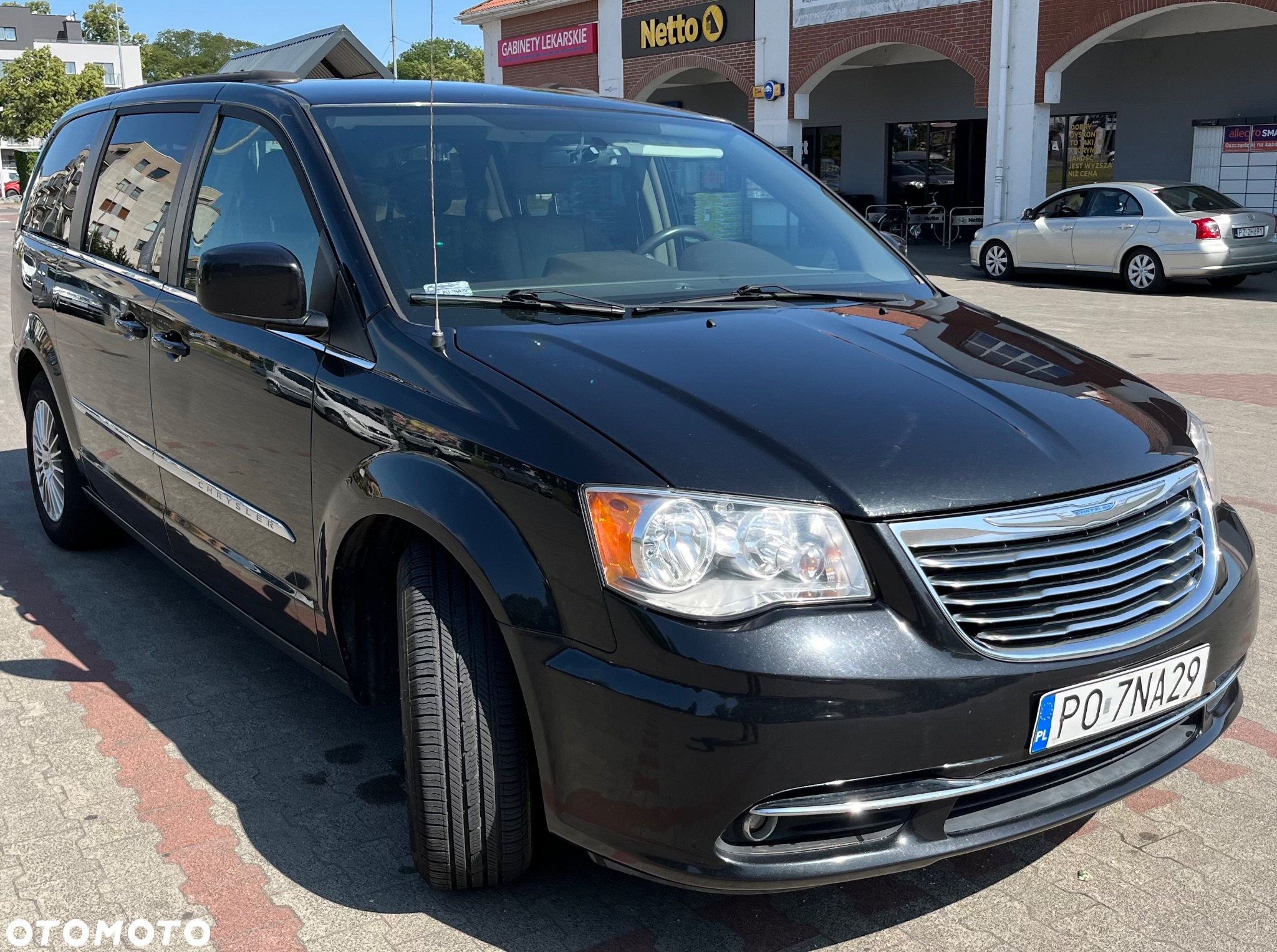 Chrysler Town & Country - 7