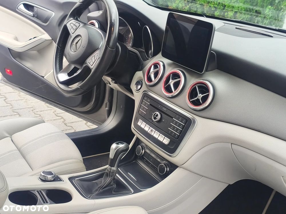 Mercedes-Benz CLA 180 - 4