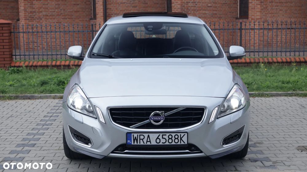 Volvo V60 D6 AWD Plug-in Hybrid R-Design Summum - 3
