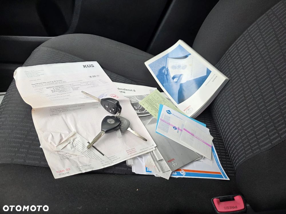 Toyota Avensis Combi 1.8 Executive - 13