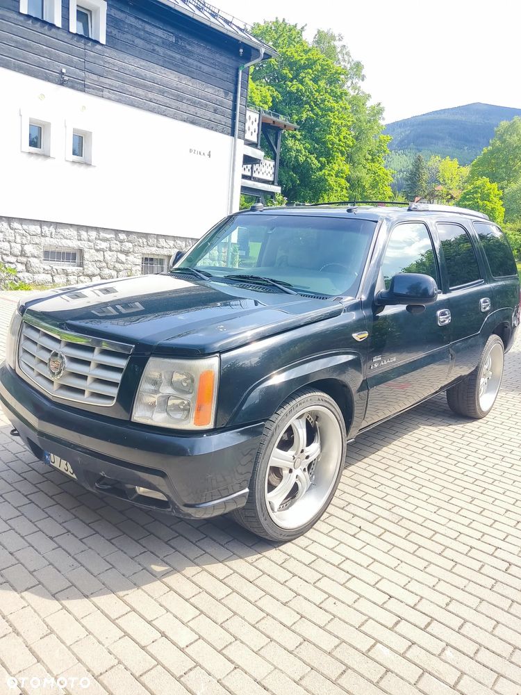 Cadillac Escalade - 1