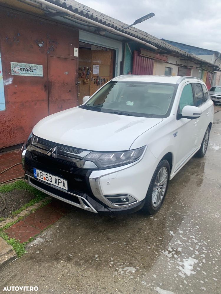 Mitsubishi Outlander - 2