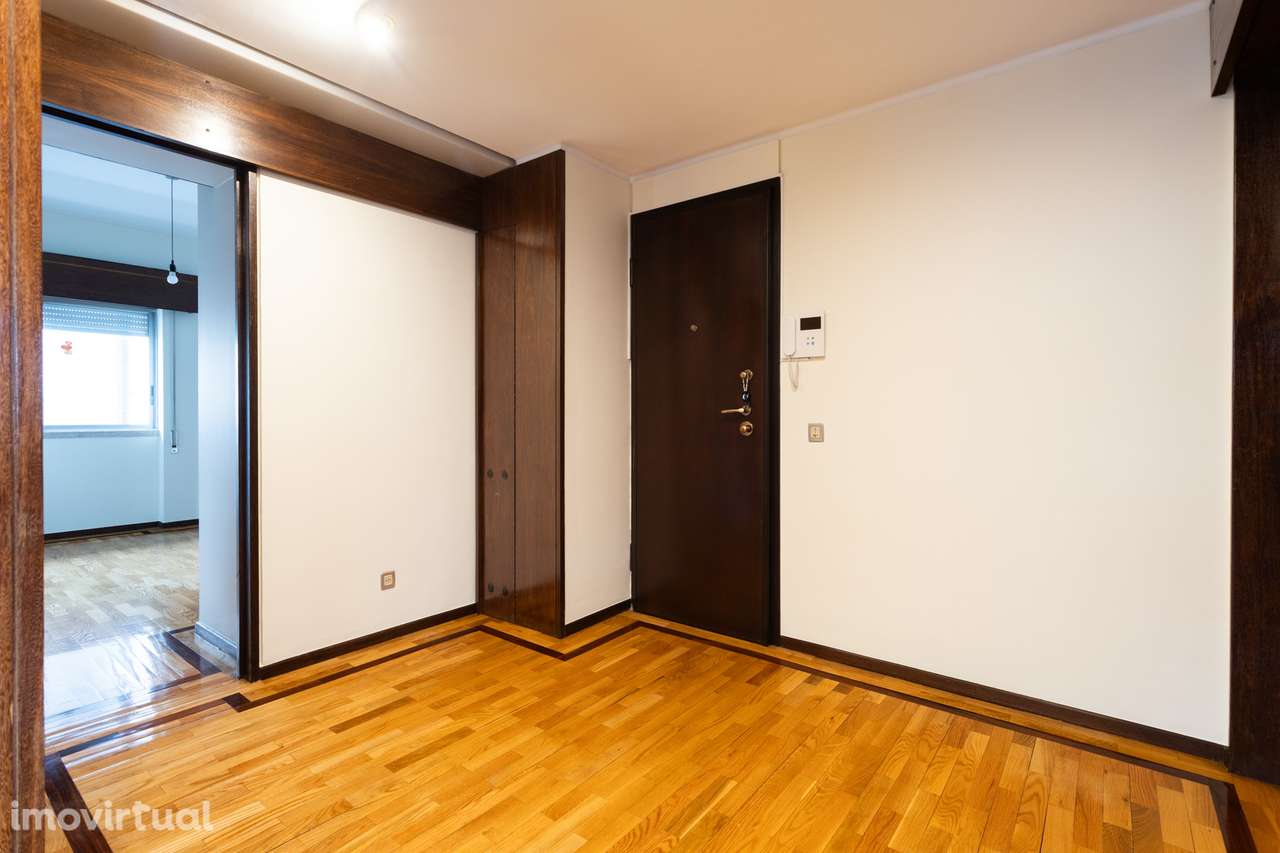 T3 para Arrendamento em MIRAFLORES – Rua Plácido Abreu - Grande imagem: 3/37