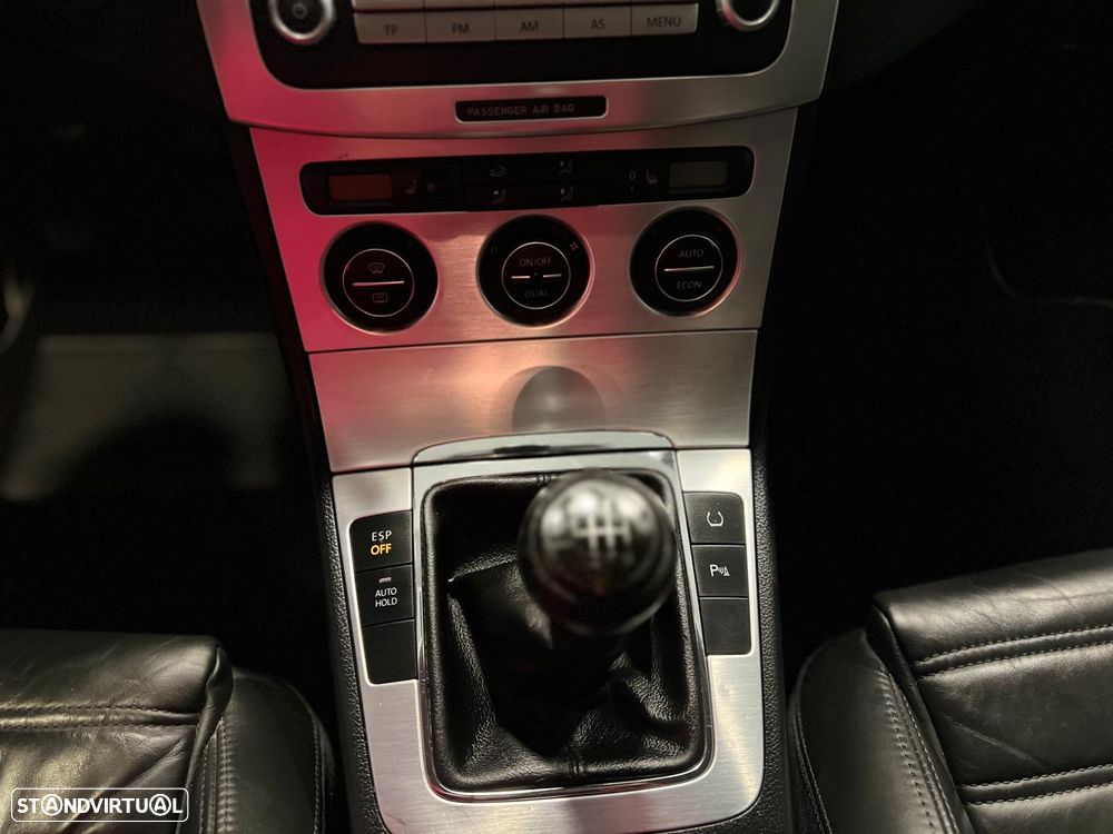 VW Passat Variant 2.0 TDi Sportline - 14