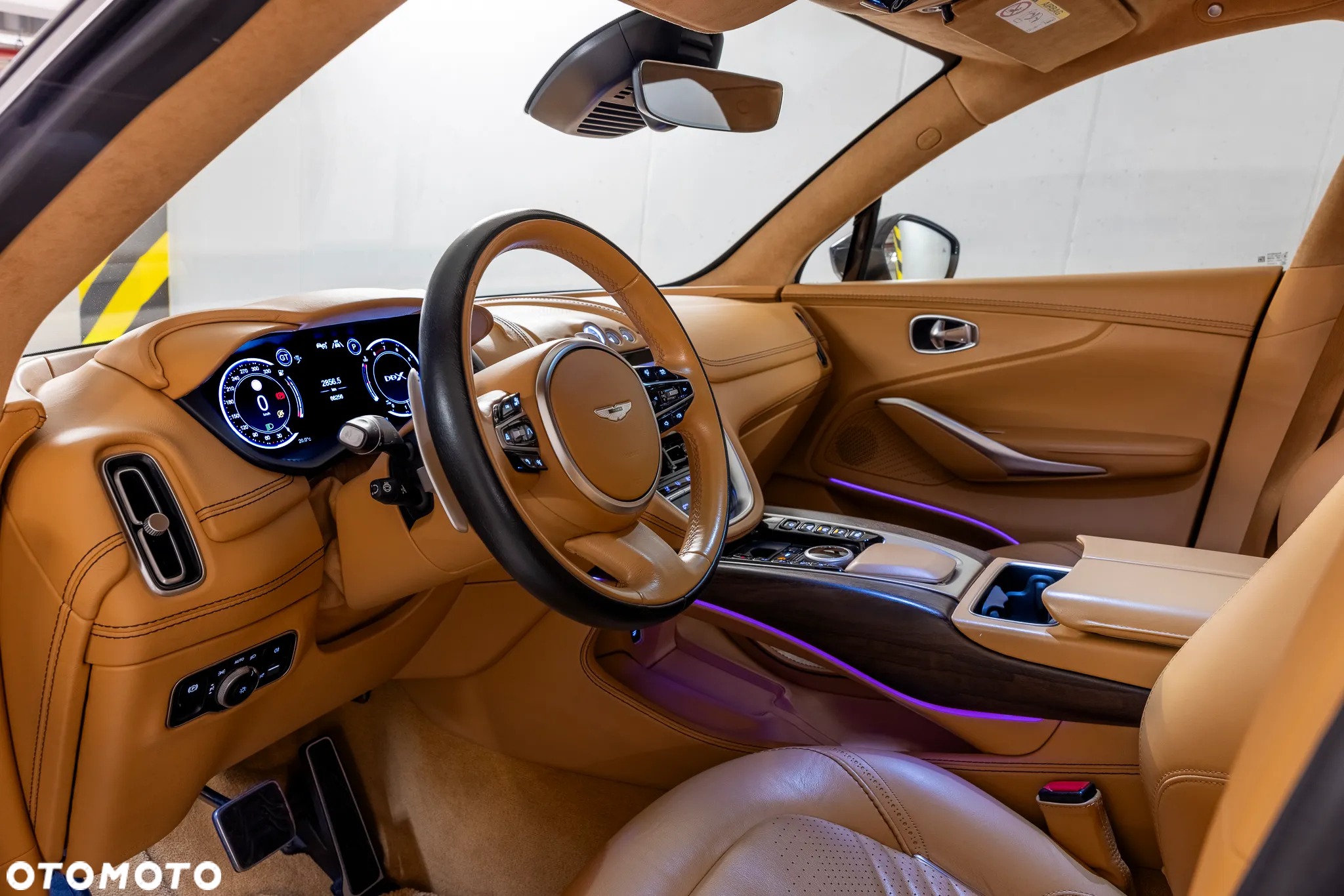 Aston Martin DBX - 9