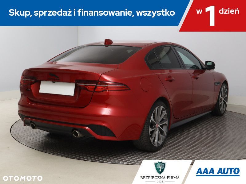 Jaguar XE - 7