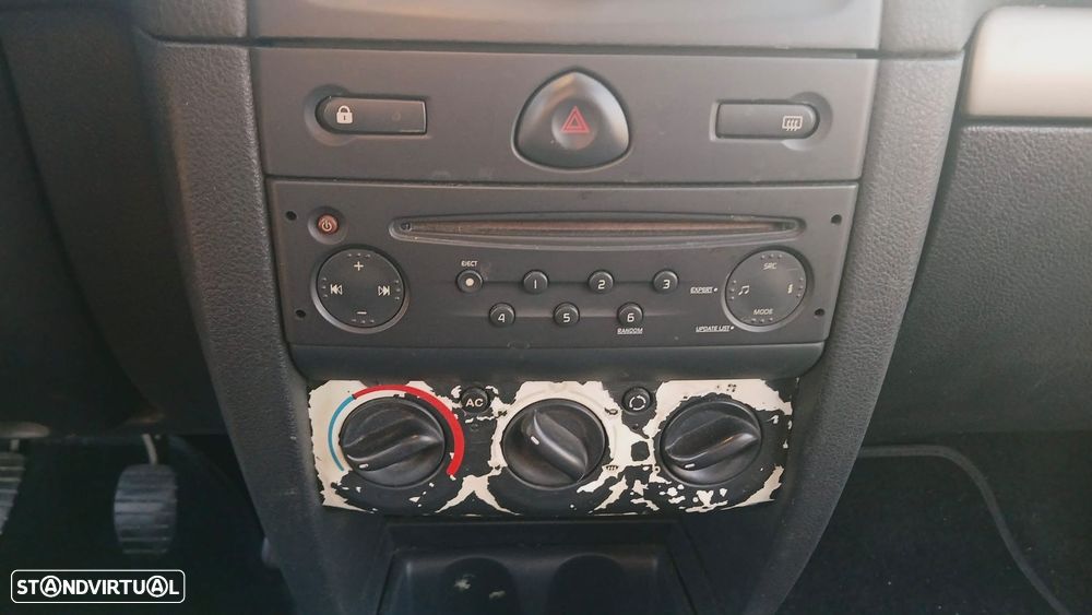 Renault Clio 1.2 16V Confort - 11