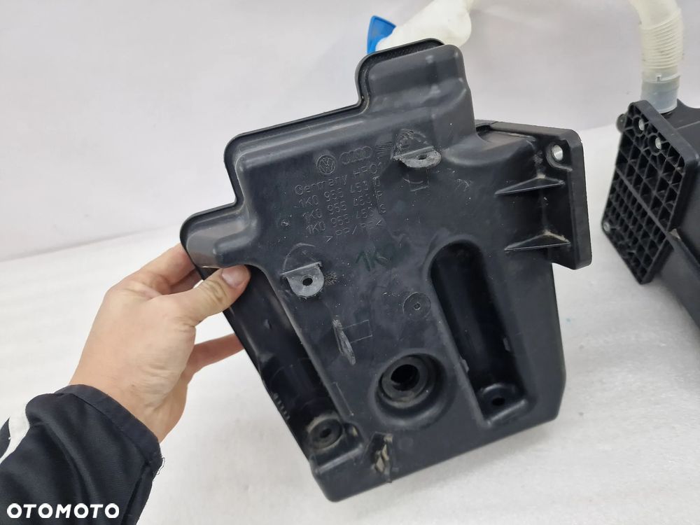 VW GOLF V VI / SEAT LEON II , LIFT / SKODA SUPERB II 3T0 ZBIORNICZEK SPRYSKIWACZY , NR 1K0955453Q / 1K0955453R / 1K0955453S , NR AUKCJI ZS53 - 4