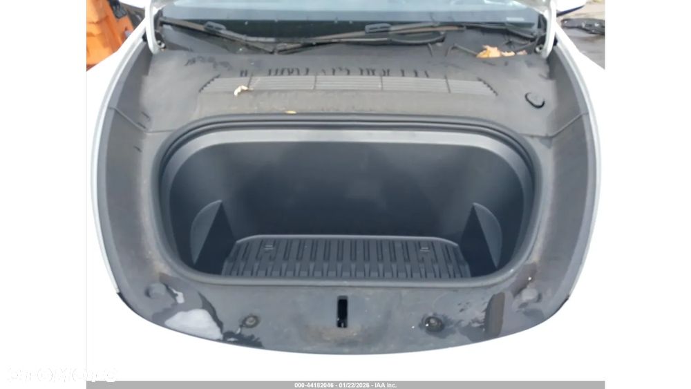 Tesla Model Y - 12
