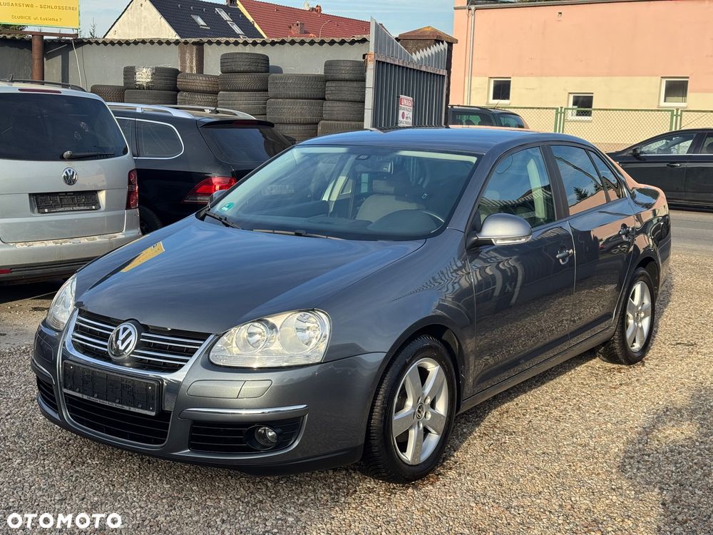 Volkswagen Jetta - 1